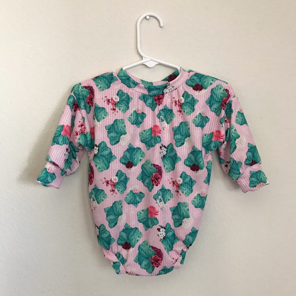 Floral Bulbasaur Pokémon sweater romper ( 6/9M )